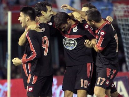 Los jugadores del Depor celebran el gol de Dom&iacute;nguez.