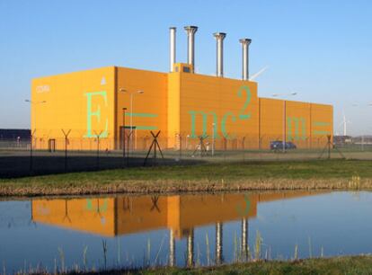 ... Y ASÍ EN HOLANDA. El almacén nuclear que pretende construir España en alguna de las localidades candidatas es similar al holandés de Habog, en Borssele. Tiene muros de cemento de 1,7 metros y, en teoría, está preparado para soportar el impacto de un avión F16 y vientos de 450 kilómetros por hora.