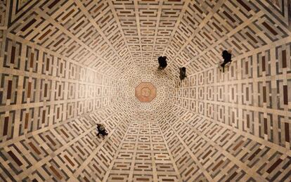 Visitantes en el interior de la basílica de Santa María del Fiore, en Florencia (Italia).