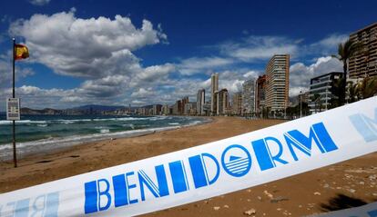 Las cintas que impedían el paso a la playa en Benidorm con la frase 