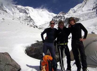 Iñaki Ochoa, en el centro, a los pies del Himalaya