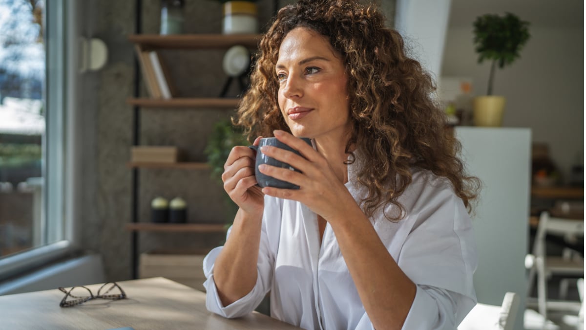 Adiós a beber el café frío mientras trabajas: el calentador de tazas eléctrico para mantener tu bebida caliente