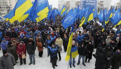 Simpatizantes del candidato presidencial Víctor Yanukóvich celebran su victoria en la segunda vuelta de las elecciones en Kiev.