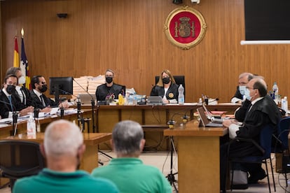 El tribunal del 'caso Cursach', en el primer día del juicio contra el empresario Bartolomé Cusarch, en la Audiencia de Palma, el pasado junio.