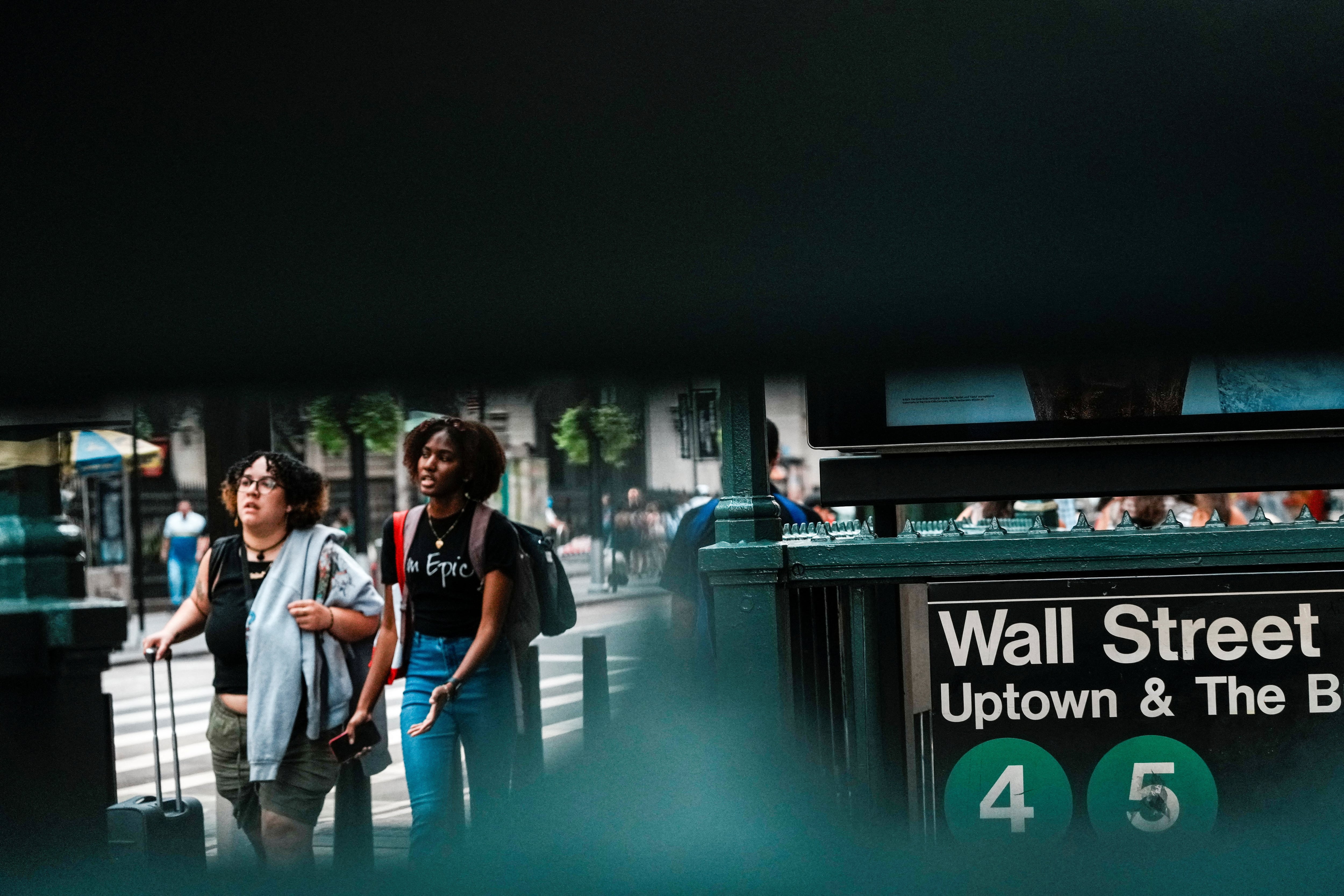 Viandantes junto a la estación de metro de Wall Street, en Nueva York.