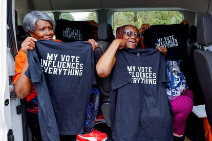 Un grupo de mujeres hace campaña en favor de la candidata demócrata Kamala Harris en Atlanta. En sus camisetas se lee: "mi voto influye en todo"