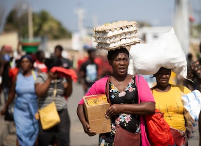 Un grupo de mujeres vuelve a su casa después de hacer la compra en la frontera entre Haití y República Dominicana.