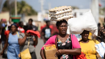 Un grupo de mujeres vuelve a su casa después de hacer la compra en la frontera entre Haití y República Dominicana.