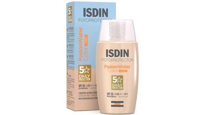 Fotoprotector solar de ISDIN Fusion Water Color Light SPF 50 (50ml). Ofrece una cobertura natural, con una textura ligera e hidratante, disimulando imperfecciones.