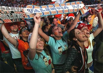 Miles de valencianistas se acercaron a la plaza de toros para vivir la final desde una pantalla gigante. Los de la imagen, exultantes tras el primer gol de su equipo. Para los seguidores del equipo que preside Jaime Ortí ha sido un año histórico: Liga y UEFA, el primer doblete de la historia y ahora el quinto título europeo, lo que vuelve a situar a este club entre los grandes del continente.