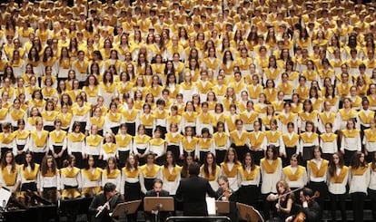 Un coro de 500 niños rinde homenaje a Fabiola de Bélgica en el Teatro Real.