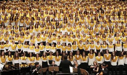 Un coro de 500 niños rinde homenaje a Fabiola de Bélgica en el Teatro Real.