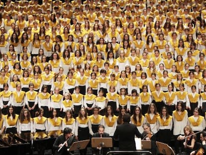Un coro de 500 niños rinde homenaje a Fabiola de Bélgica en el Teatro Real.