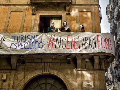 Protesta veïnal contra pisos turístics il·legals a Barcelona, el 2017.