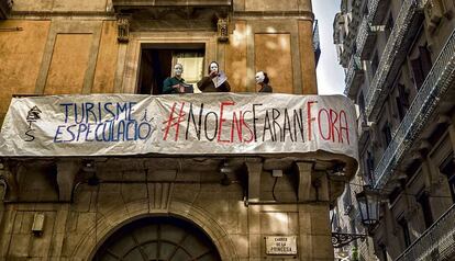 Protesta vecinal contra pisos turísticos ilegales en Barcelona, en 2017.