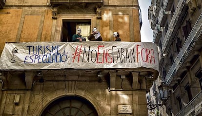 Protesta veïnal contra pisos turístics il·legals a Barcelona, el 2017.