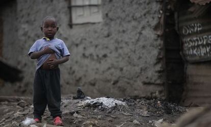 Un niño del slum de Kibera (Nairobi) posa ante la cámara de Biko, fotógrafo keniano.