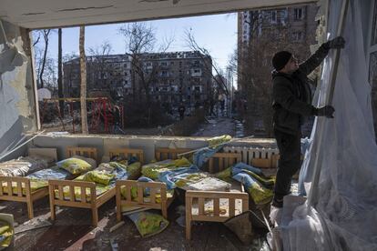 Un hombre retira las cortinas de una guardería dañada por los bombardeos en Kiev. Al menos dos personas han muerto y seis han resultado heridas en los nuevos bombardeos nocturnos llevados a cabo por el Ejército ruso en las localidades de Severodonetsk y Rubizhne, en la región de Lugansk, en la parte oriental de Ucrania. Los ataques han afectado a más de una veintena de edificaciones en esas poblaciones y han destruido importantes infraestructuras, según la jefatura de la administración regional de Lugansk.