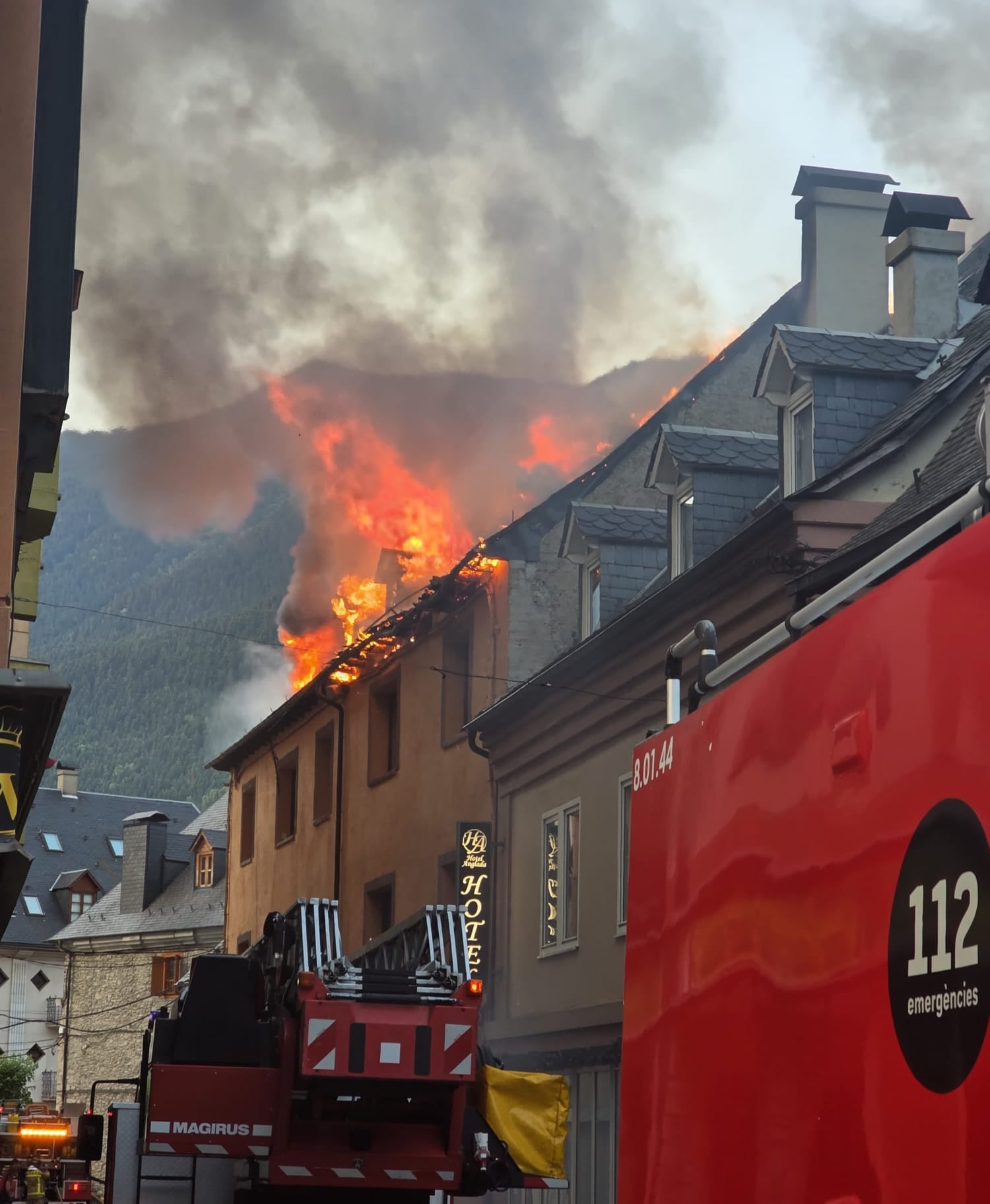 Los bomberos hallan una persona muerta tras un incendio en el centro de Vielha