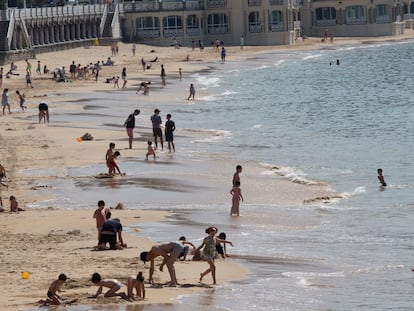 El Gobierno recomendará que las playas abran este verano con control de aforo y separación entre hamacas