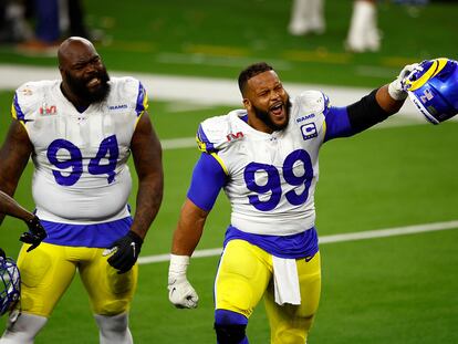 Aaron Donald (99) celebra la captura a Joe Burrow, la última jugada del Super Bowl, este domingo.