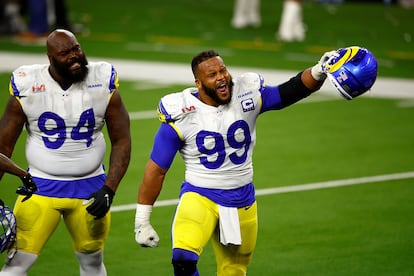 Aaron Donald (99) celebra la captura a Joe Burrow, la última jugada del Super Bowl, este domingo.