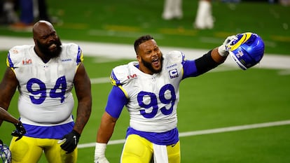 Aaron Donald (99) celebra la captura a Joe Burrow, la última jugada del Super Bowl, este domingo.