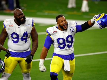 Aaron Donald (99) celebra la captura a Joe Burrow, la última jugada del Super Bowl, este domingo.