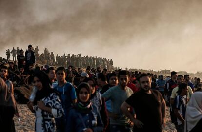 Manifestantes palestinos participan en una protesta en la playa de la frontera marítima con Israel, en Beit Lahia, en el norte de la Franja de Gaza.