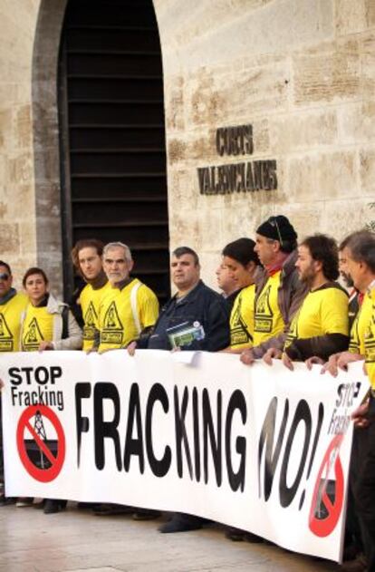 Concentración contra el 'fracking' ante las Cortes Valencianas.