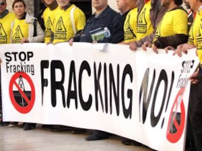 Concentración contra el 'fracking' ante las Cortes Valencianas.
