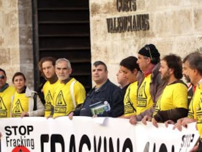 Concentración contra el 'fracking' ante las Cortes Valencianas.