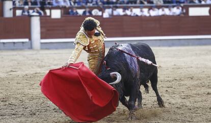 Joaqu&iacute;n Gald&oacute;s, ayer en su segundo toro de la tarde.