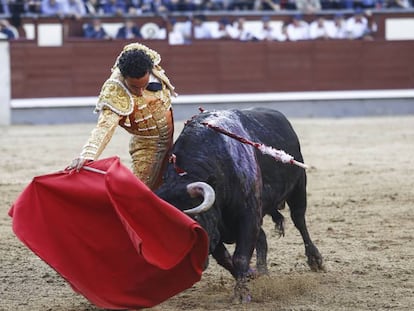 Joaqu&iacute;n Gald&oacute;s, ayer en su segundo toro de la tarde.