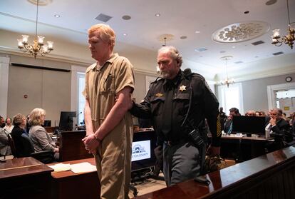 Alex Murdaugh es escoltado por un agente, este viernes, durante el veredicto por el asesinato de su esposa y su hijo. 