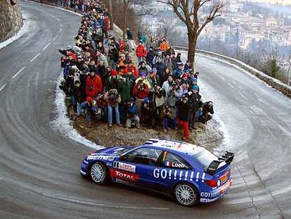 Espectacular imagen de Sebastien Loeb en el rally de montecarlo.