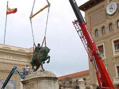 Momento en el que una grúa inicia la retirada de la estatua de Franco en la Academia Militar de Zaragoza.