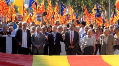 La cabecera de la manifestación contra los recortes del Estatuto, en un momento del recorrido.