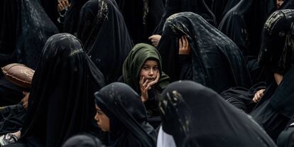 Mujeres chiítas turcas participan en una procesión religiosa celebrada para la fiesta de Ashura, en Estambul.