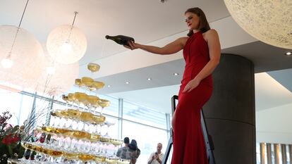 Una mujer sirve champán en la fiesta de aniversario de la compañía australiana Qantas.