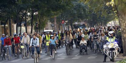 Bicimanifestación, ayer, por el carril ciclista en las grandes vías y en defensa de mejores infraestructuras para circular sin riesgo por Valencia.