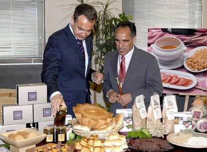 José Luis Rodríguez Zapatero, con el alcalde de Astorga, Juan José Alonso Perandones, con los productos típicos de la zona.