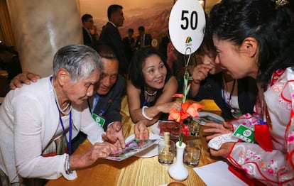 Lê Keum-seom, uma sul-coreana de 92 anos, primeira à esquerda, se reencontra com seu filho norte-coreano Ri Sung Chol, o segundo à esquerda, de 71 anos.