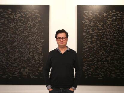 El artista mexicano Jorge M&eacute;ndez Blake junto a dos de las pinturas de la exposici&oacute;n &#039;Nocturnos&#039;, en la galer&iacute;a madrile&ntilde;a Traves&iacute;a Cuatro.