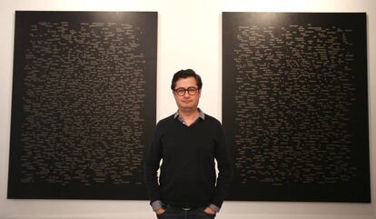 El artista mexicano Jorge M&eacute;ndez Blake junto a dos de las pinturas de la exposici&oacute;n &#039;Nocturnos&#039;, en la galer&iacute;a madrile&ntilde;a Traves&iacute;a Cuatro.