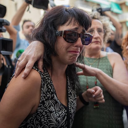 Llegada de Juana Rivas con su hijo menor al punto de encuentro familiar. A 22 de julio de 2025, en Granada (Andalucía, España). Francesco Arcuri, el padre de los dos hijos de Juana Rivas, ha llegado al punto de encuentro familiar acordado por la justicia para la recogida del menor de ellos, a la espera de lo que pueda dictaminar el Tribunal Constitucional, reunido para estudiar este martes la solicitud urgente presentada por la madre de Maracena (Granada) para que suspenda la orden de entrega, que fue dictada por la Corte de Apelación de la ciudad de Cagliari (Italia) en el proceso por el que se ha resuelto mantener al menor bajo la custodia de éste.
22 JULIO 2025
Antonio L Juárez / Europa Press
22/07/2025