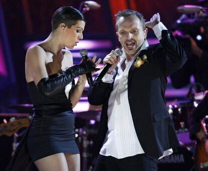 Miguel Bosé y Bimba Bosé durante la 8 edicion de los Premios Grammy Latino en Las Vegas (EE.UU), el 8 de noviembre de 2007.