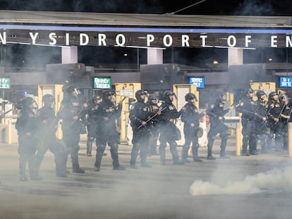 Agentes de la Patrulla Fronteriza realizan un simulacro en el cruce de San Ysidro, en Tijuana.