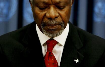 El secretario general de la ONU, Kofi Annan, escucha a los periodistas durante su última rueda de prensa como secretario general en la sede de la organización en Nueva York, en diciembre de 2006. 