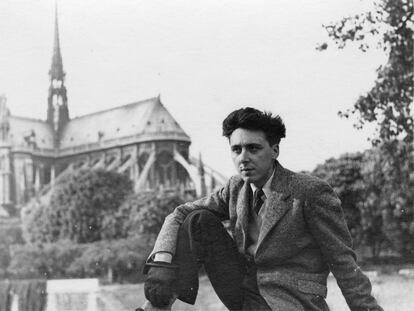 Daniel Cordier en 1945 en París tras la liberación de Francia.